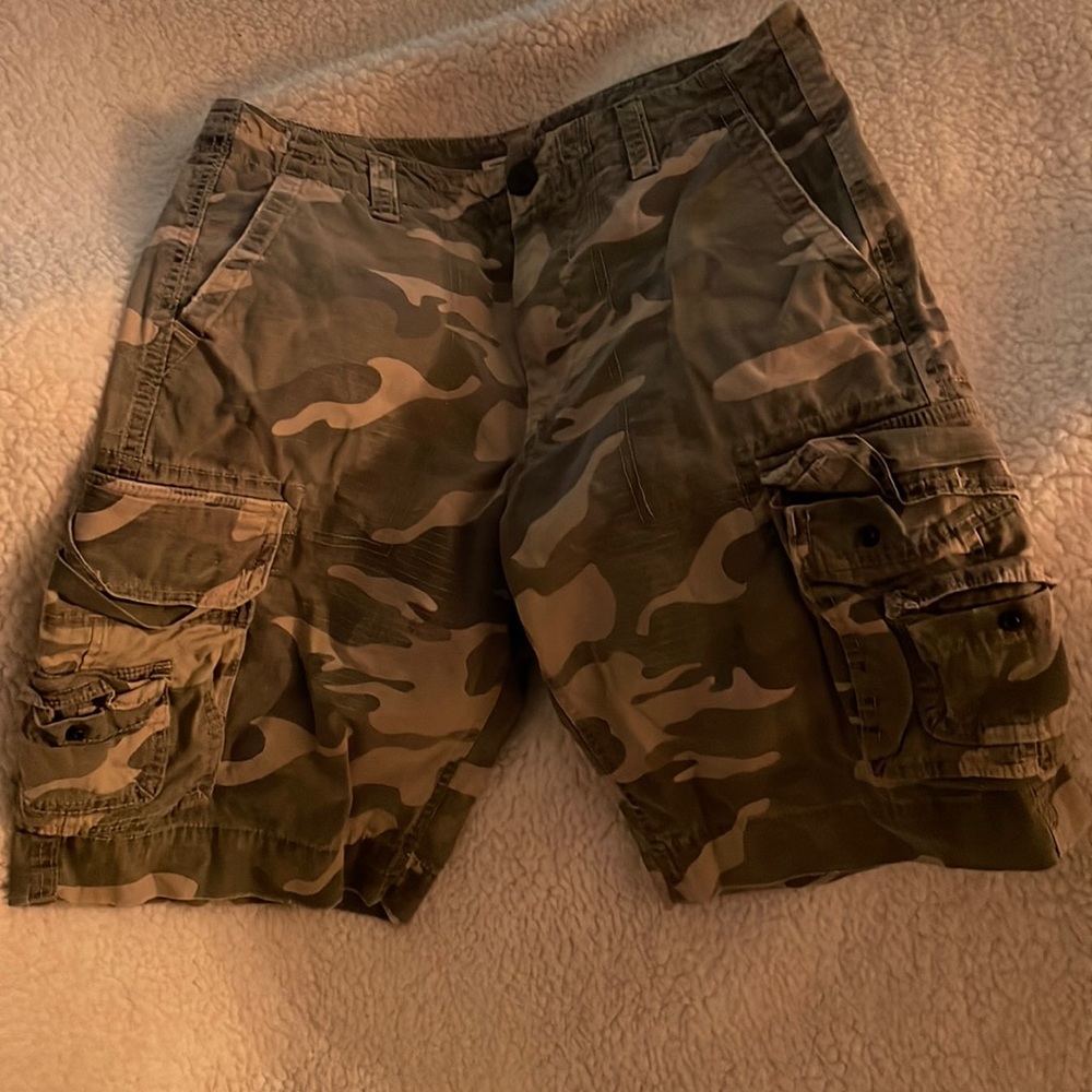 Men’s camouflage cargo shorts, size 30 waist.